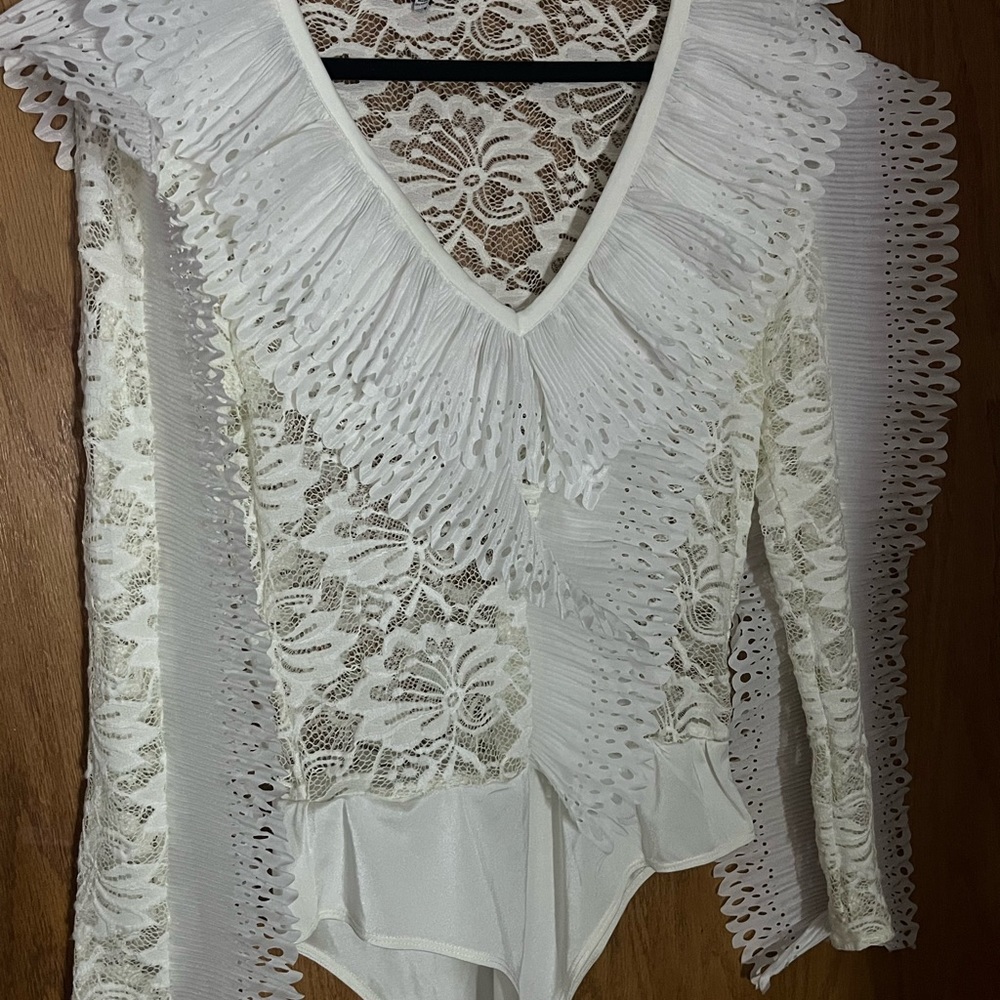 FASHION NOVA WHITE LACE RUFFLE BODYSUIT! NEVER WORN!!!
